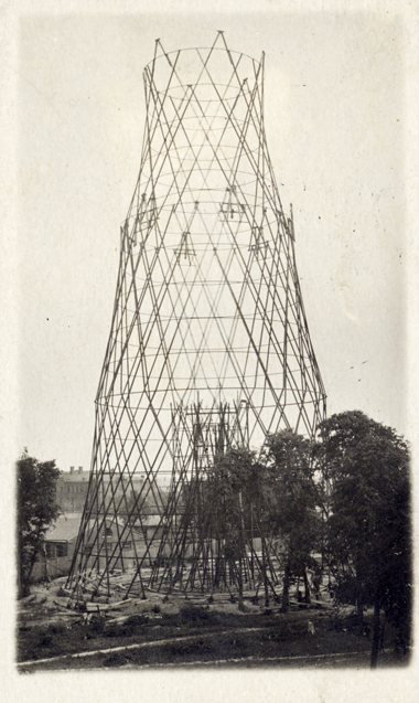 Montage des Radioturms (ca.?1921): Das vierte Hyperboloid ist bereits erstellt, befindet sich aber noch am Boden im Innern des Turms. Es wird ohne Gerüst mithilfe von sechs Winden nach oben befördert werden. (Foto: Zentralmuseum für Kommunikation, St. Pet