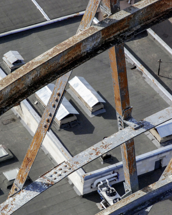 Oberflächen- und Spaltkorrosion im dritten Segment. Der mittlere dünne Ring ist original, die Ringe oben und unten wurden in den 1970er-Jahren eingebaut. (Foto: Institut für Bauforschung und Denkmalpflege, ETHZ)