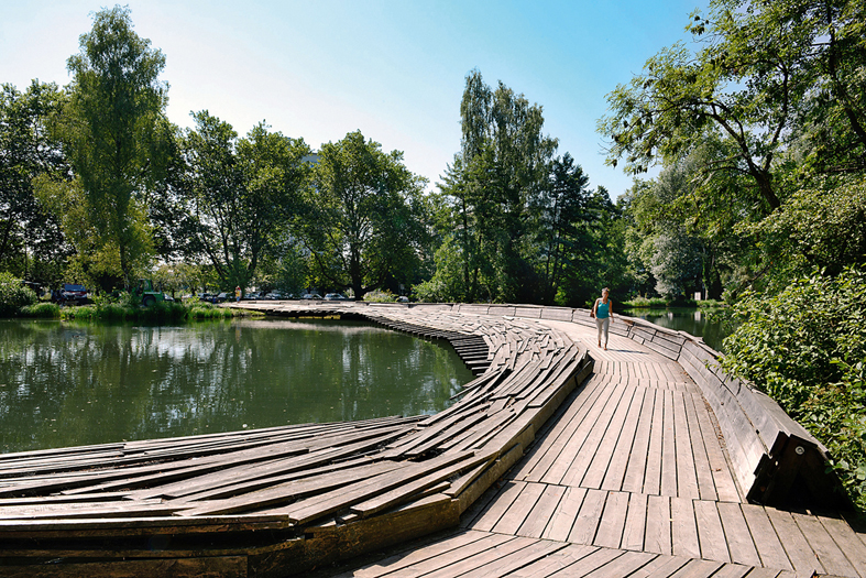Tadashi Kawamatas «Drift Structure» erinnert an einen Biberbau und führt als Brücke über den Zellwegerweiher. (Foto: Sebastian Heeb)