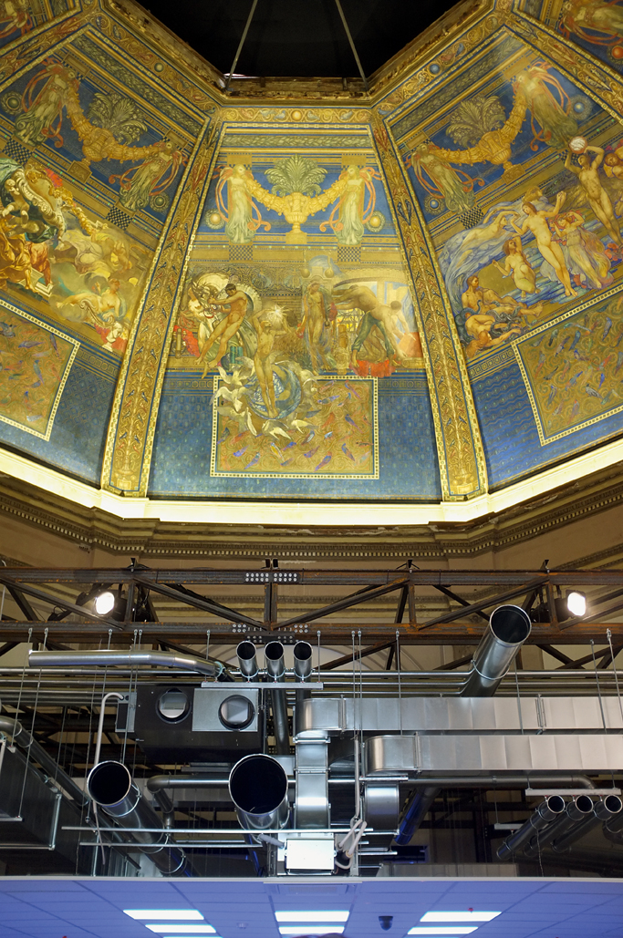 Realität und Ästhetik im Raum «Ceiling»: das Deckengemälde von Galileo Chini von 1909 über einer technischen Installation. (Foto: Marko Sauer)