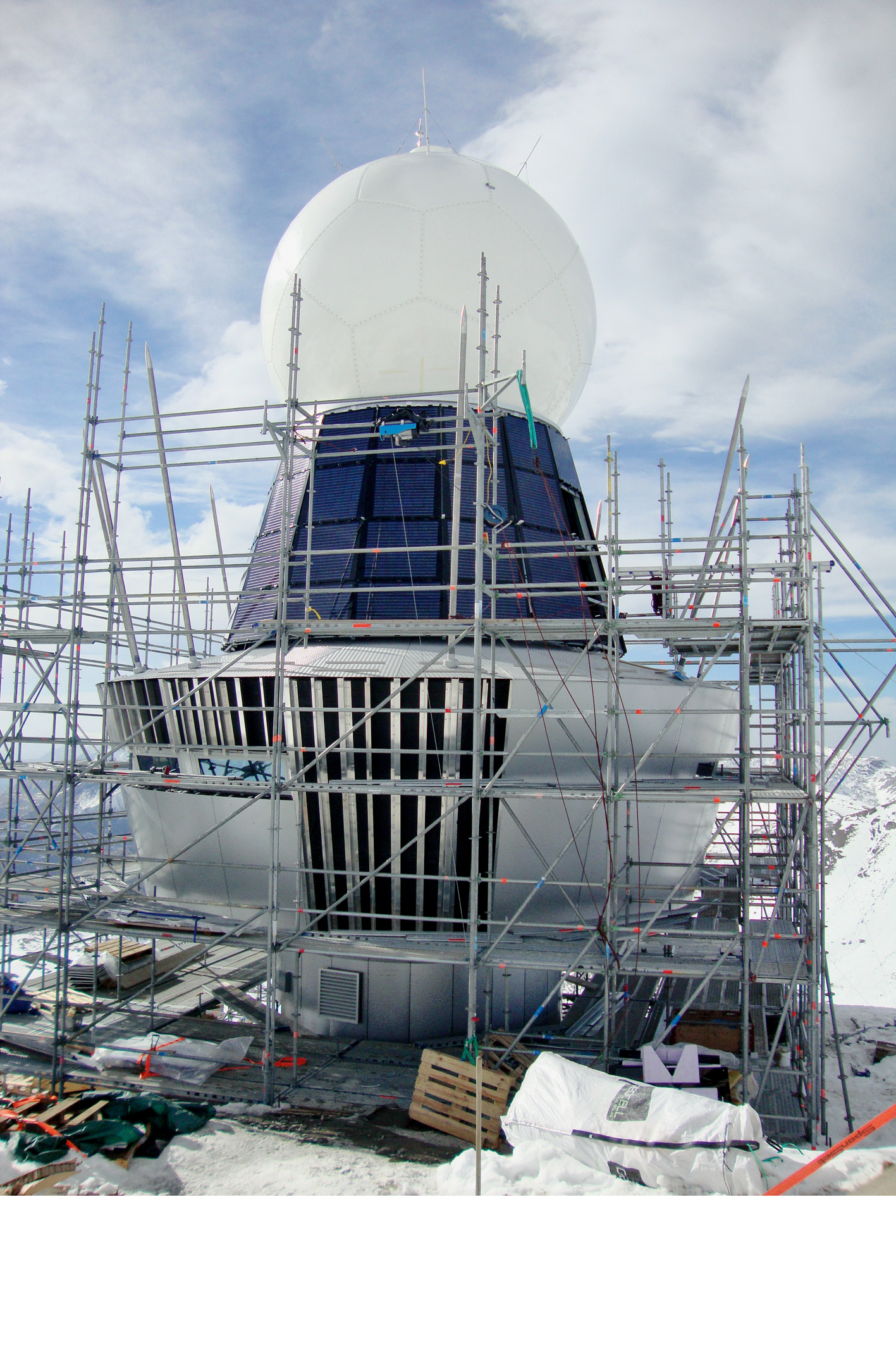 Die Unterkonstruktionsprofile mussten wegen des hohen lokalen Windsogs dicht platziert werden. (Foto: Studer Architekten GmbH)