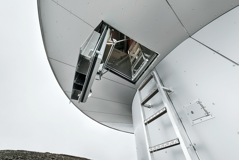 Der beidseitig bedienbare Notausstieg funktioniert hydraulisch.