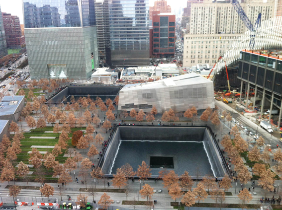 Das Memorial im Dezember 2014: Im Vordergrund der «South Pool», dahinter das Memorial Museum. Rechts im Hintergrund: die Transit Hall von Santiago Calatrava. (Foto: Nadia Egli)