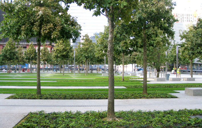 Steinplatten in unterschiedlichen Grössen und Rasenflächen bestimmen den Platz. (Foto: PWP Landscape Architecture)