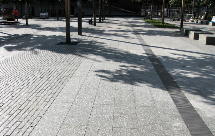 Der Platz aus 0.30 x 1.50m grossen Granitplatten wird durch Linien aus kleineren Pflastersteinen unterbrochen. (Foto: PWP Landscape Architecture)