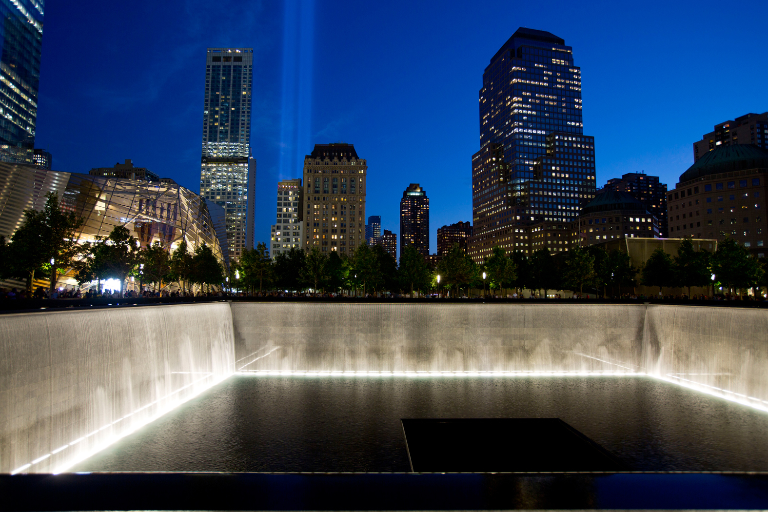Die Beckenbeleuchtung bei Nacht. Im Hintergrund die Installation «Tribute in Light» anlässlich des Jahrestags. (Foto: Jin Lee)