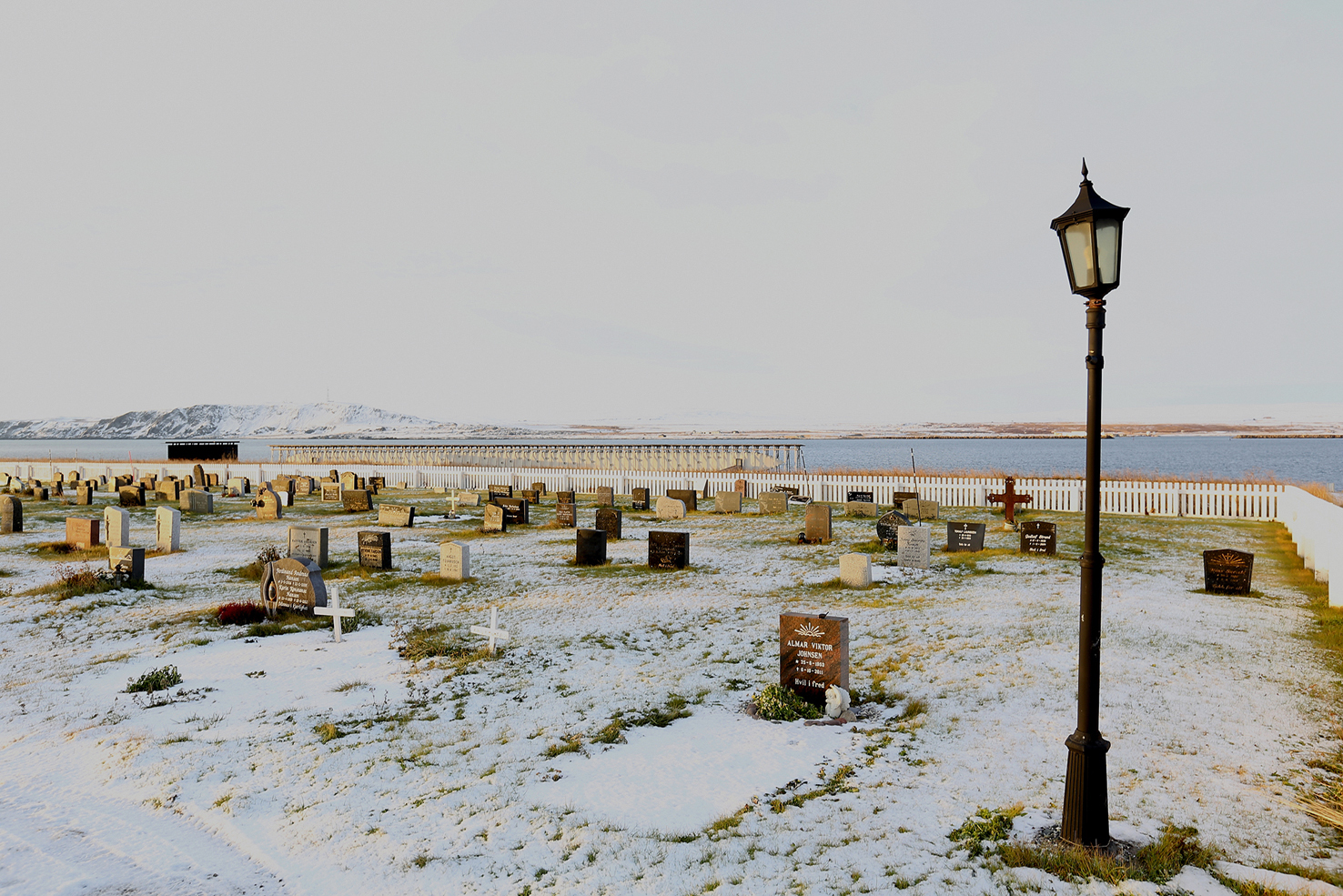 Das Mahnmal liegt am Ufer der Barentssee. Dort wurden die Beschuldigten jeweils der Wasserprobe unterzogen: Schwammen sie obenauf, war das ein Zeichen für ihren Pakt mit dem Teufel.