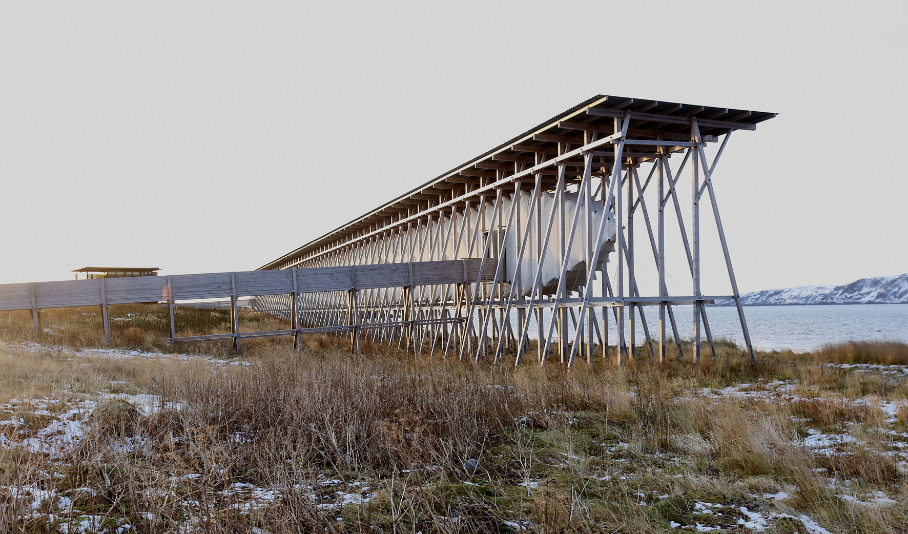 Das Steilneset-Mahnmal besteht aus einer lang gezogenen Holzkonstruktion (Peter Zumthor) und einem von Louise Bourgeois bespielten Glaspavillon (links im Hintergrund).