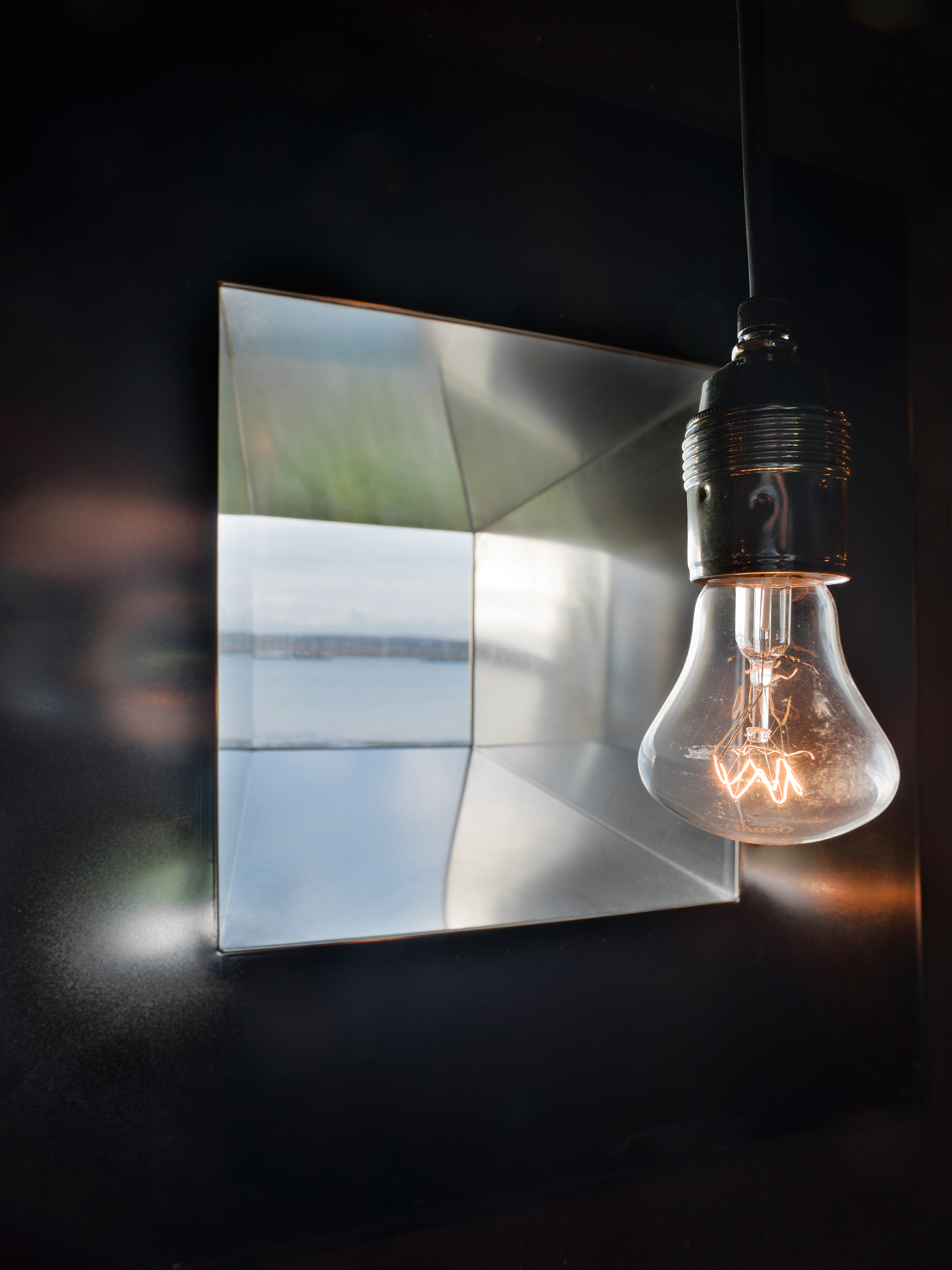 Eine der Öffnungen, mit dem davor platzierten Licht.