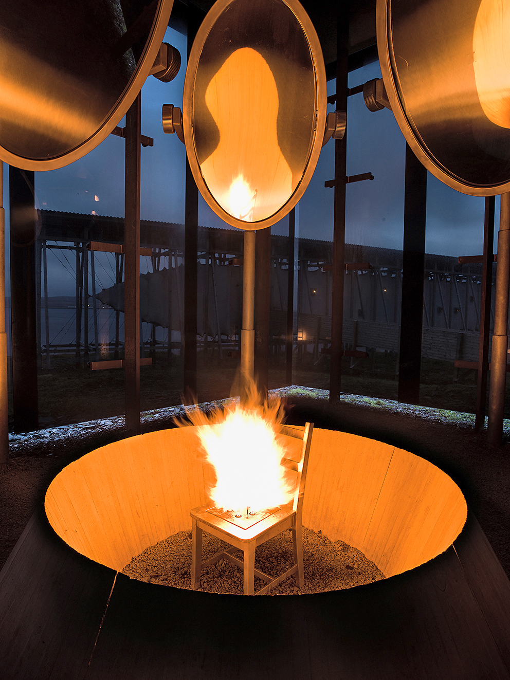 Louise Bourgeois thematisierte in ihrem Beitrag «The Damned, the Possessed and the Beloved» Gewalt und Aggression. Es handelt sich um die letzte grössere Arbeit der 2010 verstorbenen Künstlerin. Zumthor erläuterte die Zusammenarbeit: «Ich schickte ihr eine Entwurfsidee. Sie mochte sie zwar, machte aber einen eigenen Vorschlag. (...) Jetzt gibt es meine Linie und ihren Punkt.»?