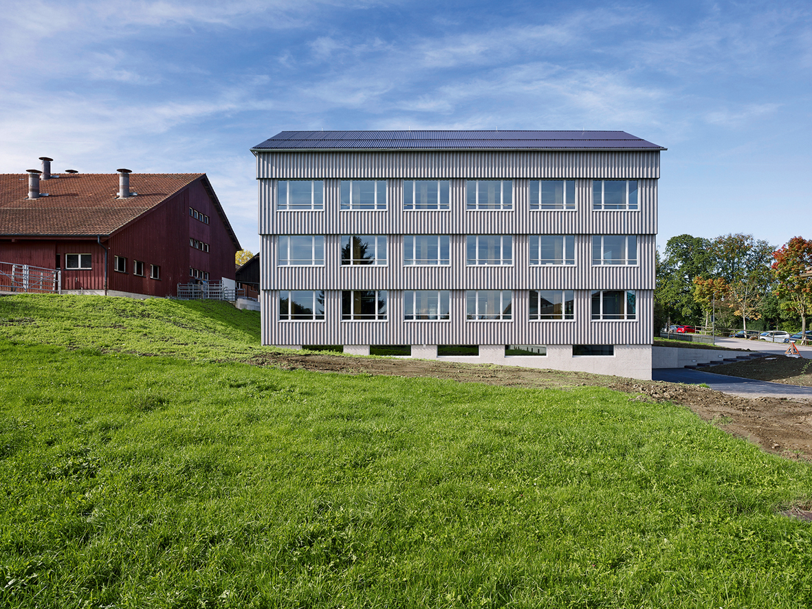 Ins Ensemble eingefügt: das neue Fachstellenhaus des BBZ auf dem Arenenberg, das Ende Oktober 2014 bezogen wurde. Die bauliche Konzentration wird gestärkt, die Wiese bleibt frei. Die lasierte Fassade aus Fichtenholz ist gegen unten abgetreppt und bietet e