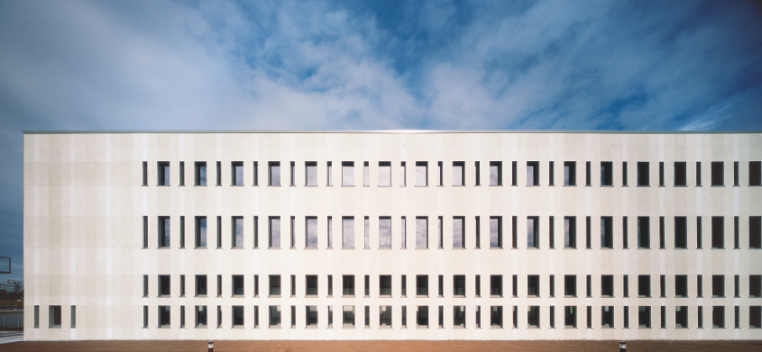 Bayerisches Forschungs- und Technologiezentrum für Sportwissenschaft, München, 2004: Hier wollten die Architekten ausloten, wie sich optisch der Eindruck einer Fassade erwecken lässt, die sich wie ein dünnes Trikot über das Gebäude legt. Die Fragilität der VAWD wird so ästhetisch überhöht. Ein dünner, feinkörniger (1 mm Korngrösse) mineralischer Leichtputz ist mehrfach farblasiert. Die horizontalen und vertikalen Streifen ergeben ein textiles Muster, durch die unterschiedlichen Farbnuancen auch