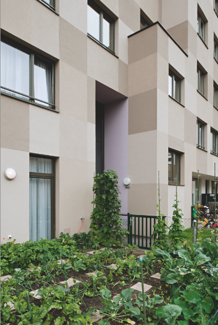 Wohnbau Zwinzstrasse, Wien, 2011: Mehrere Baukörper sollten sich in ihrer Farbigkeit unterscheiden, durch ein einheitliches Muster aber als Ensemble gekennzeichnet werden. Grün- und Brauntöne nuancieren je ein Karomuster mit textiler Erscheinung. Im Muster selbst gibt es keine Hierarchie; die Flächen sind alle gleichwertig. Ihre Grenzen orientieren sich an den Fensterrändern, überwinden aber Gebäudekanten. Die Wirkung eines textilen Kleids kaschiert auch die stellen­weise verunklärte Kubatur Stichw