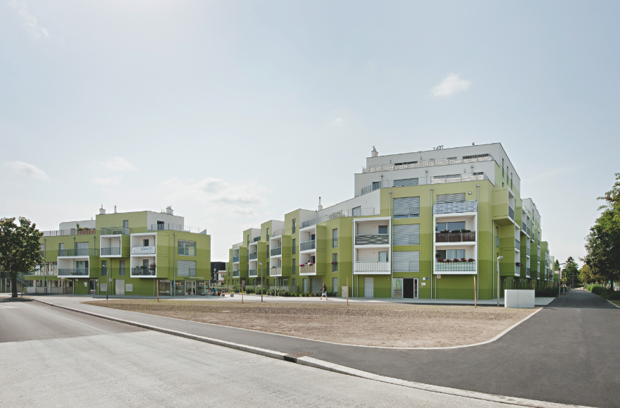 Wohnbau hERZberg, Wien, 2011: Der Komplex besteht aus sehr unterschiedlichen Gebäudefiguren, die ihrerseits verschiedenste Wohnungstypen beinhalten. Diese Heterogenität soll durch die geschosshohen, horizontalen Farbstreifen zu einer Einheit zusammengebunden werden. Die Grenze liegt jeweils auf Brüstungshöhe, einen Meter über dem Boden. Der Verlauf von einem dunklen Grün am Boden zu Weiss ganz oben soll die Höhe betonen. Die abgetreppte Volumetrie der Baukörper wird hervorgehoben, indem die Rückwä