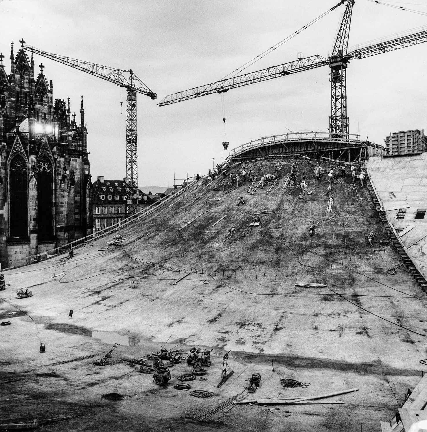 Betonierabschnitt der Hängeschale des Stadttheaters Basel. Das oberste Segment gegen den Bühnenturm wurde erst drei Monate später betoniert und vorgespannt, damit das Schwinden des Betons ohne Zwängungen erfolgen konnte.