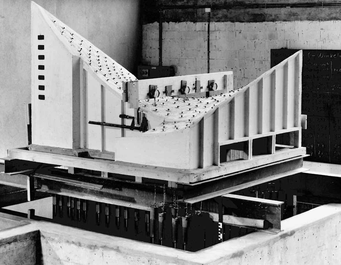 Zum ersten Mal wurde 1958 ein Realmodell belastet: für das Bruder-Klaus-Kirchendach in Winkeln (Mst. 1:20).