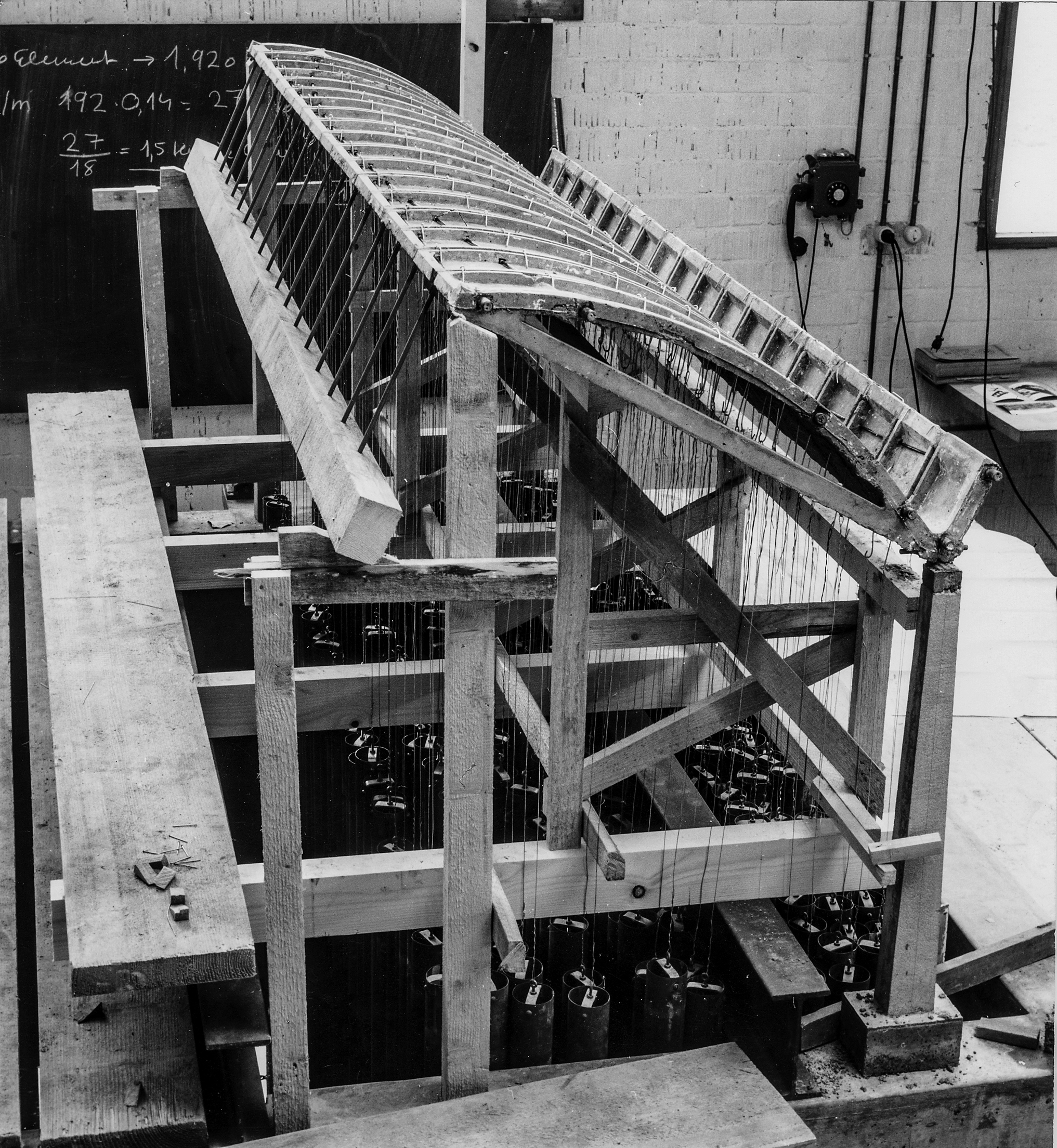 Realmodell einer Shedeinheit des VSK-Dachs (Mst. 1?:?10) aus Mikrobeton mit hydrostatischem Belastungsbecken.
