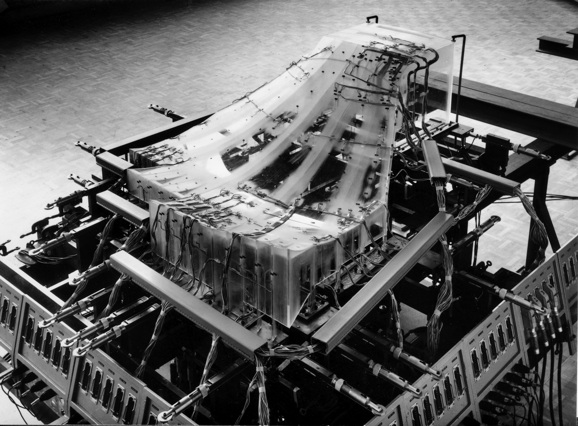 Elastisches Acrylmodell der Hängeschale des Stadttheaters Basel (Mst. 1?:?50), bestückt mit Messinstrumenten und pneumatisch belastet.