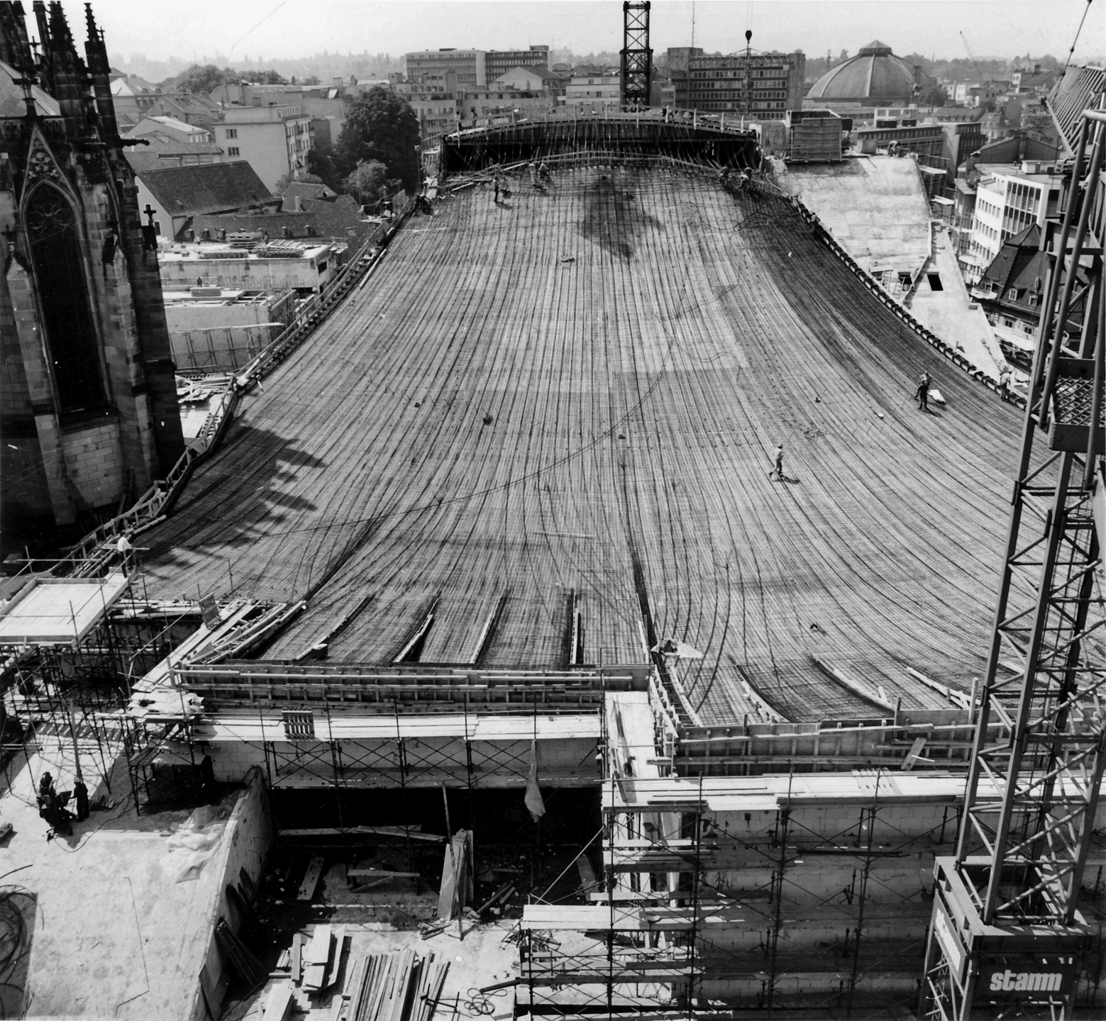 Die Spannkabel in der Hängeschale wurden über die Dachauffaltung konzentriert in den Wandscheiben geführt.