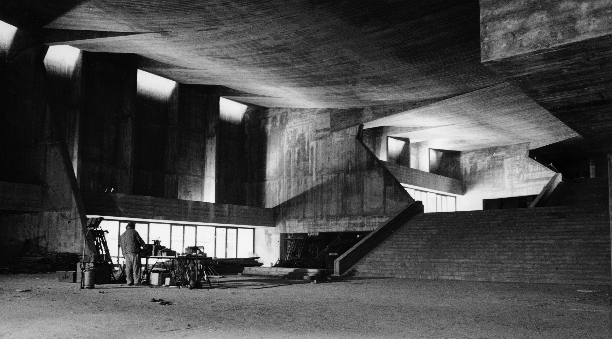 Foyer im Rohbau mit der Dachauffaltung und den Widerlagerscheiben.