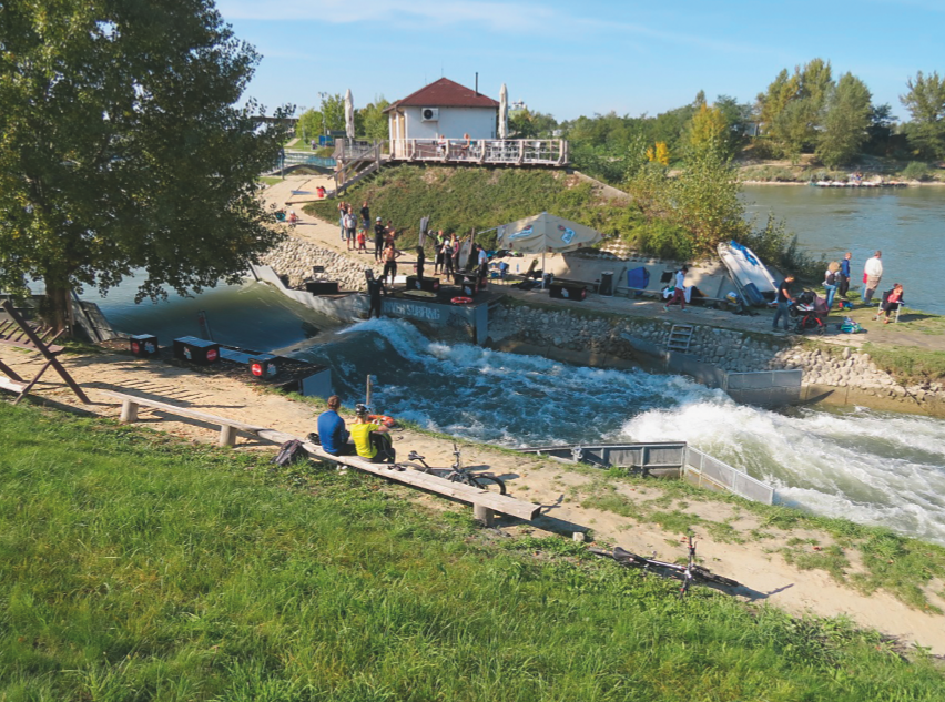 Derzeit kostet die Benutzung der Anlage in Cunovo acht Euro pro Tag. Die Sportler surfen auf einer 7.5 m breiten Welle. Die Wasserfilmdicke beträgt 40 bis 45 cm. Die Schwächen von Anlagen mit relativ niedrigem spezifischem Abfluss können ein erhöhtes Verl