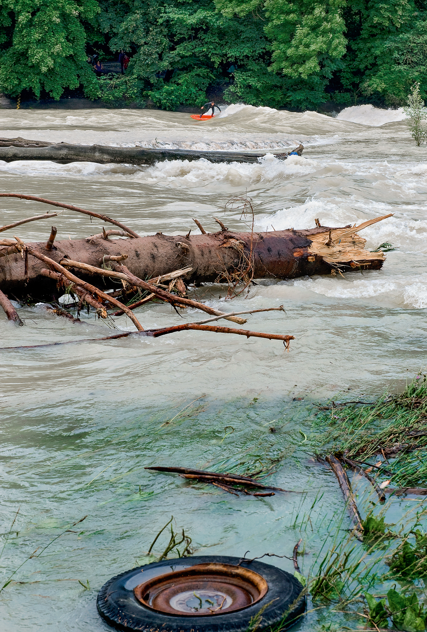 Surfen bei Hochwasser: auch für geübte Sportler gefährlich.