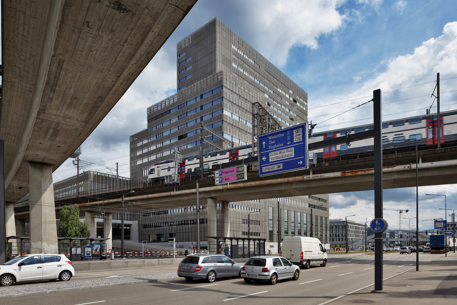 Ein nachfragegerechter Ausbau der Schienen- und Strasseninfrastruktur ist in der Stadt Zürich nicht möglich aus verschiedenen Gründen: fehlende Finanzmittel, beschränkter Raum, widersprechende Interessen und ­langwierige Realisierungsfristen.