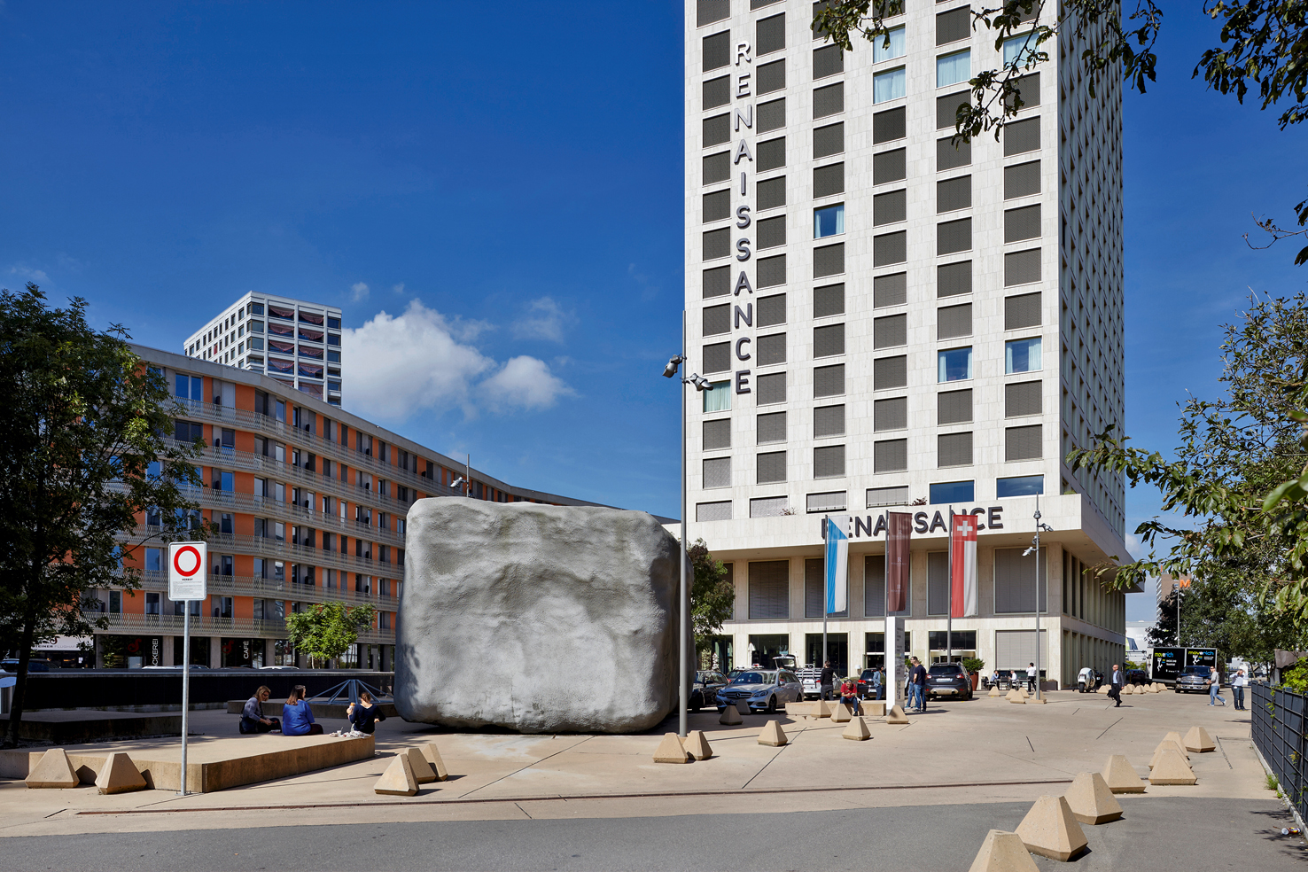 Subtil ist anders: Freiraumgestaltung am Mobimo Tower. Die Platzierung der «The No Problem Sculpture» vom Engadiner Künstler Not Vital war das Ergebnis eines Art &amp; Architecture-Wettbewerbs. Die addierte Kantenlänge des Kubus entspricht der Gebäudehöhe des Mobimo Towers von 81 m.