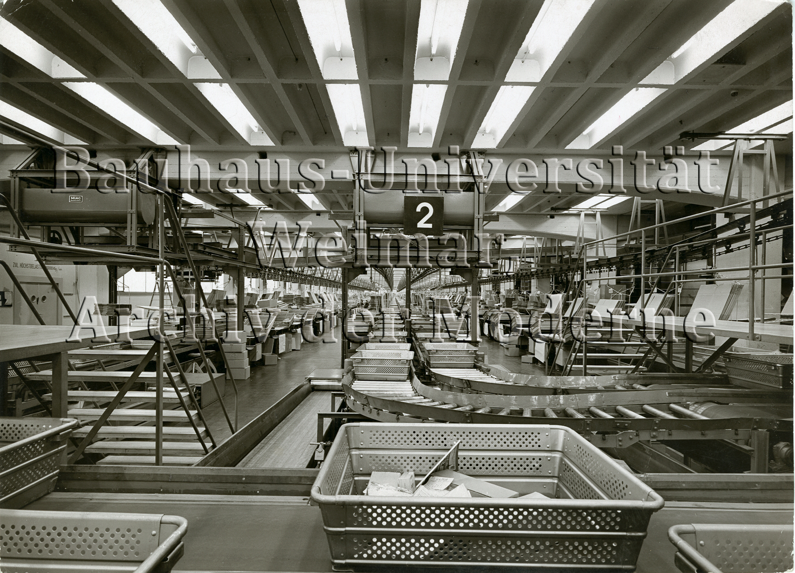 Bandanlagen, Kreisförderer und Paternoster des Quelle-Versandzentrums mussten gesteuerte Abläufe erfüllen.