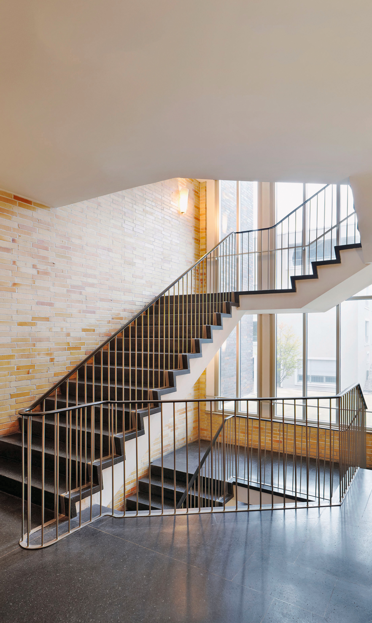 Das Ledigenwohnheim in Darmstadt ist mit einem grosszügigen Treppenhaus ausgestattet.