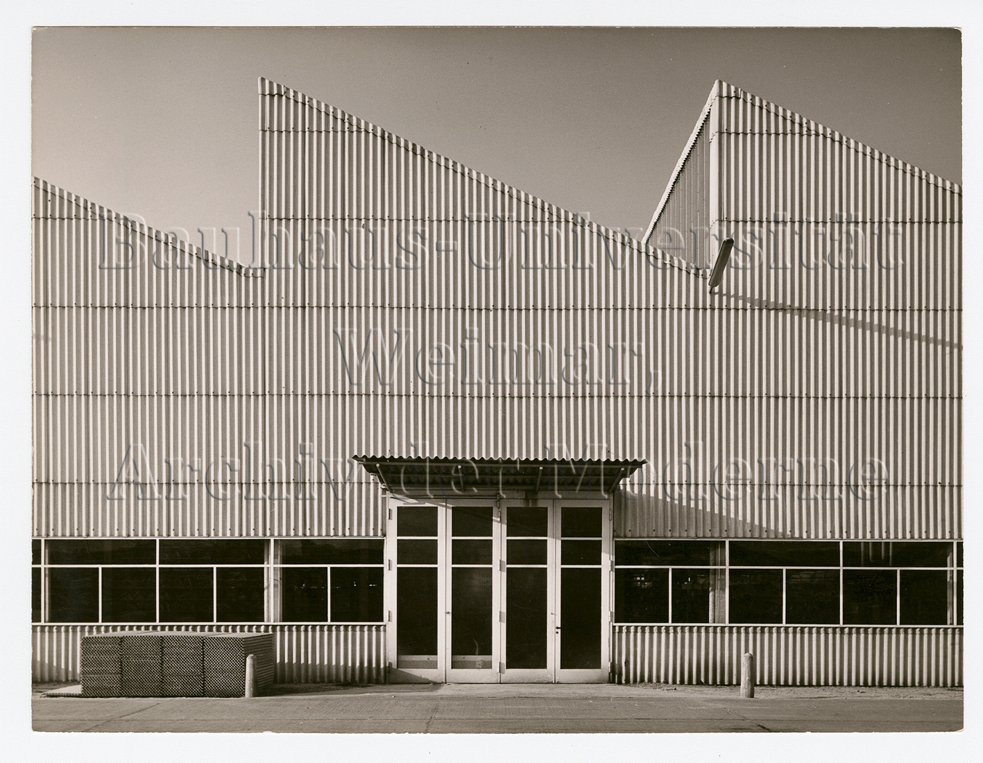 Eternitverkleidet: die Südfassade des Eternit-Werks in Leimen.