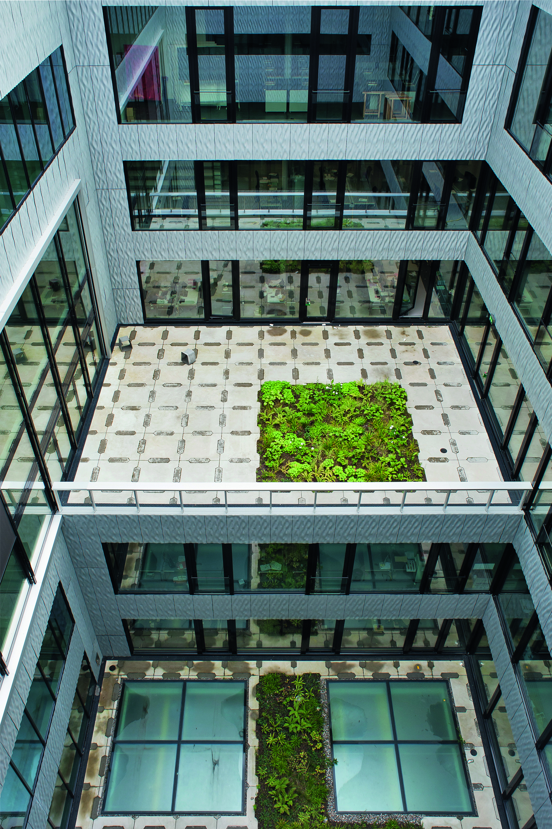 Die fünf neuen Höfe sorgen für ausreichende Belichtung der Innenräume der Hochschule. (Foto: Anna-Lena Walther)