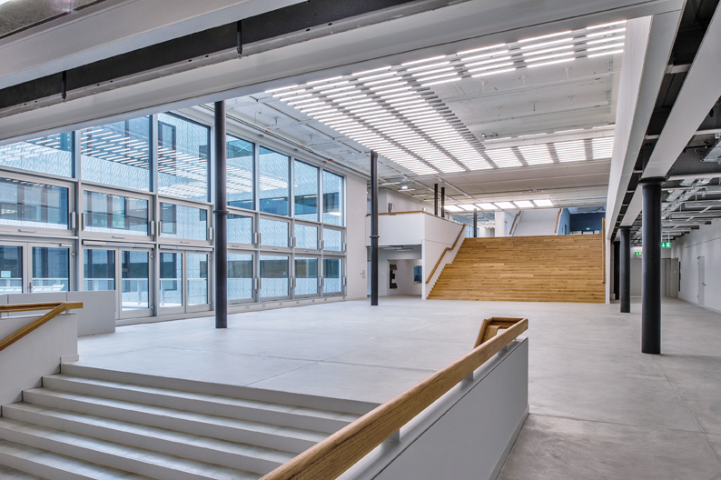 Die Kaskadentreppe mit den holzverkleideten Stufen kann vor der Plaza wie eine Tribüne für Aufführungen genutzt werden. (Foto: ZHdK)