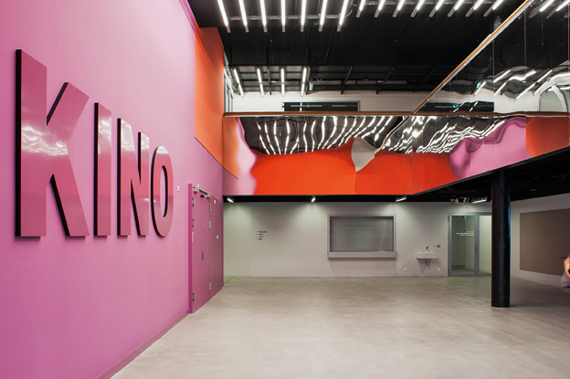 Einige der repräsentativen Räume sind in der sonst weitgehend grau und weiss gestalteten Anlage farbig hervorgehoben. (Foto: Anna-Lena Walther)