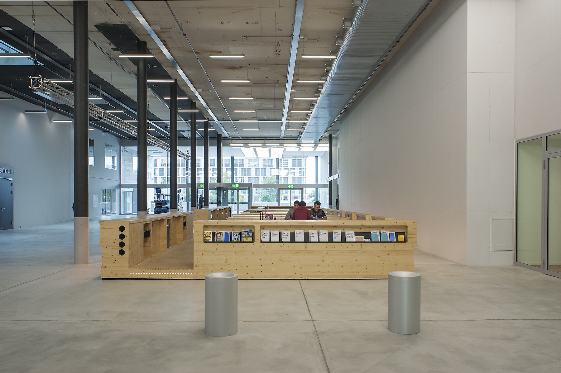 Der «Stammtisch» in der Eingangshalle dient als Lern-, Lese- und Essecke. (Foto: Anna-Lena Walther)