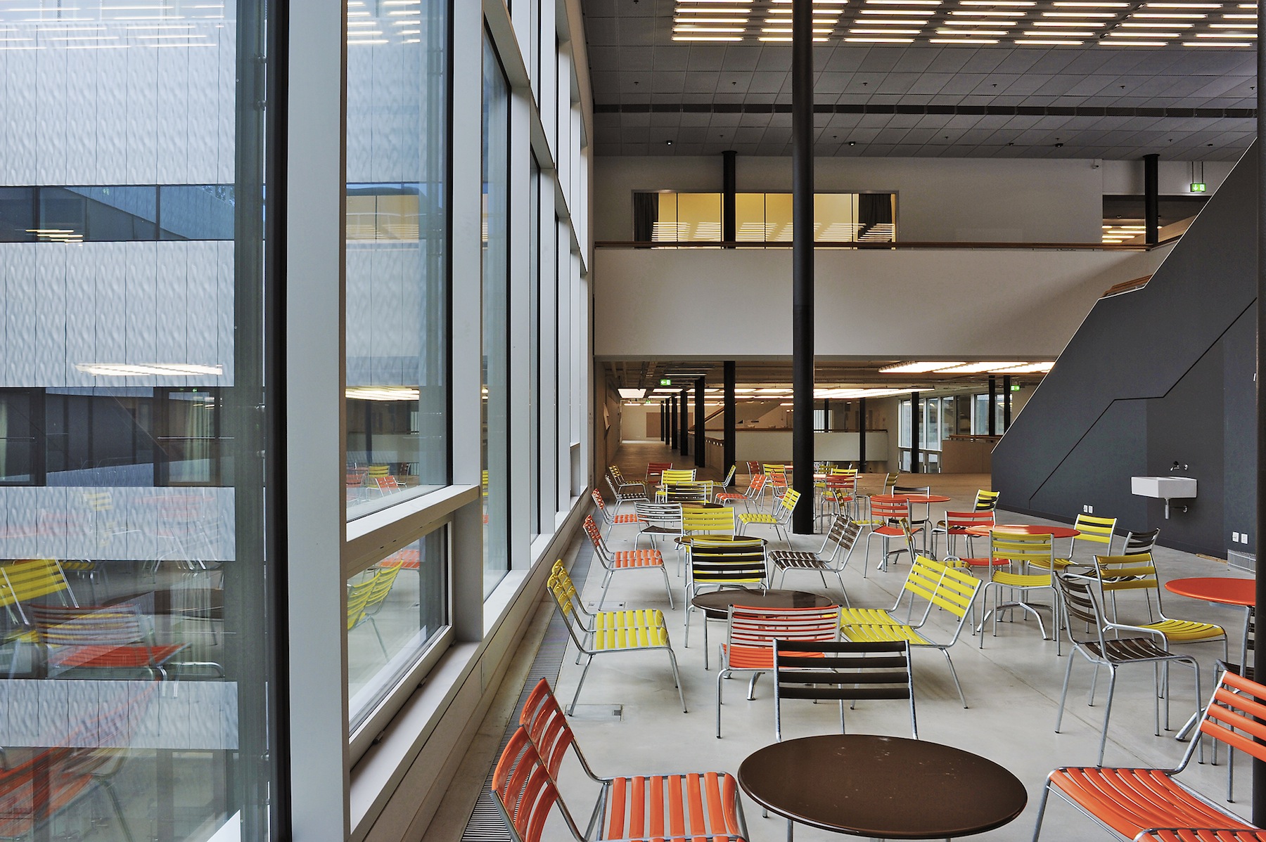 Sitzgelegenheiten vor dem Studentencafé im 6. OG. (Foto: Anna-Lena Walther)