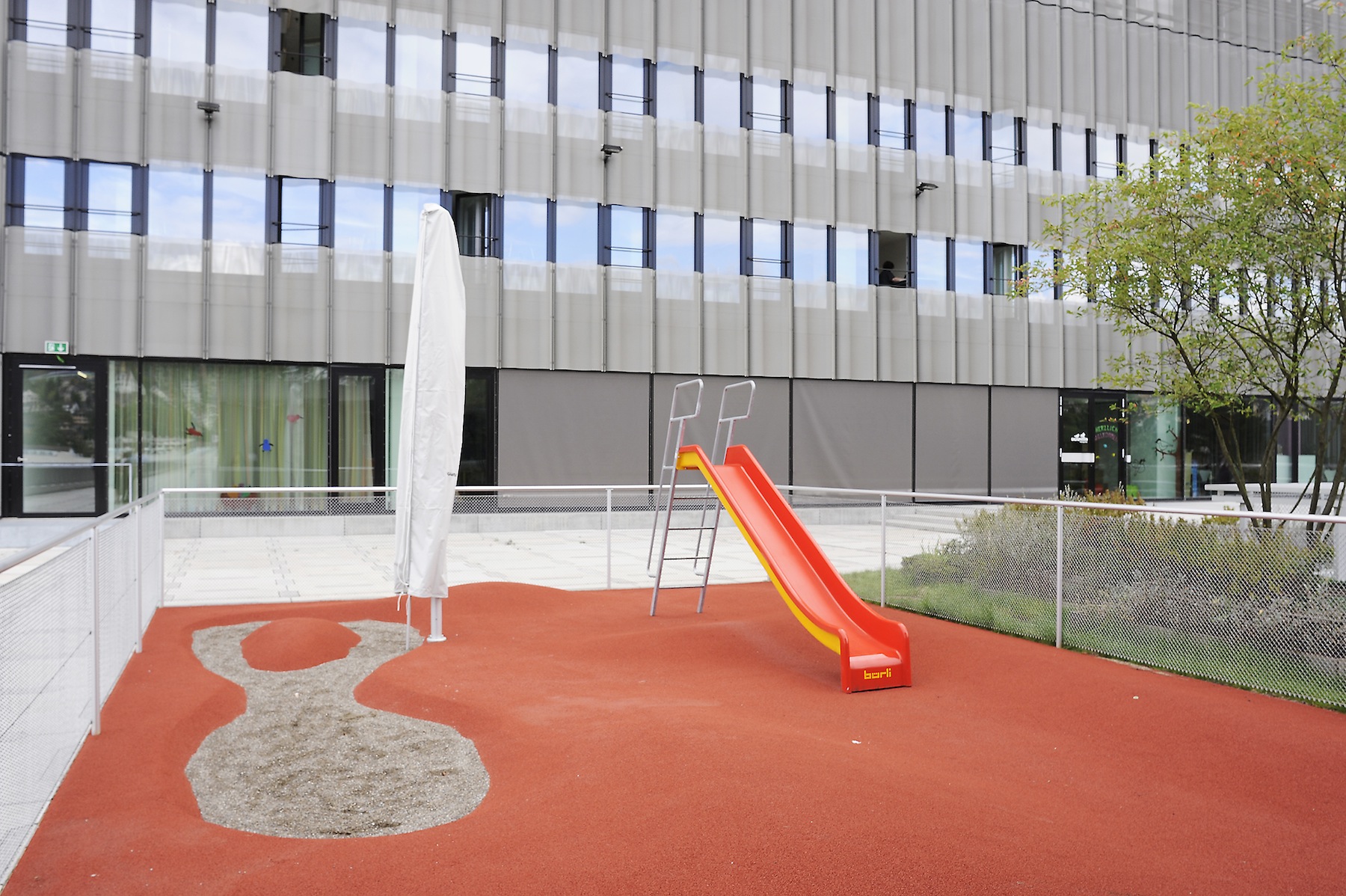 Kita-Spielplatz auf der Dachterrasse im 8. OG. (Foto: Anna-Lena Walther)