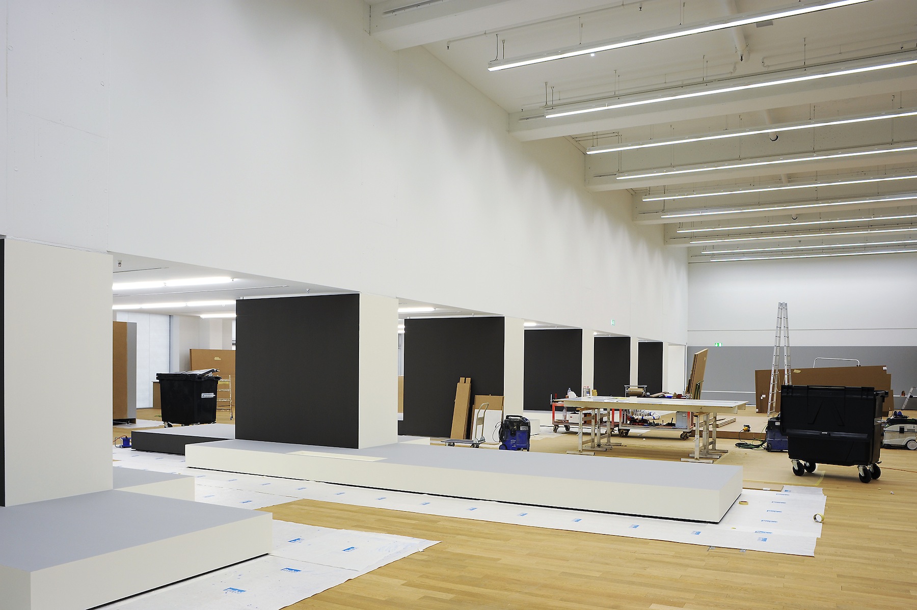 Aufbauarbeiten in den Räumlichkeiten des Museums für Gestaltung. (Foto: Anna-Lena Walther)