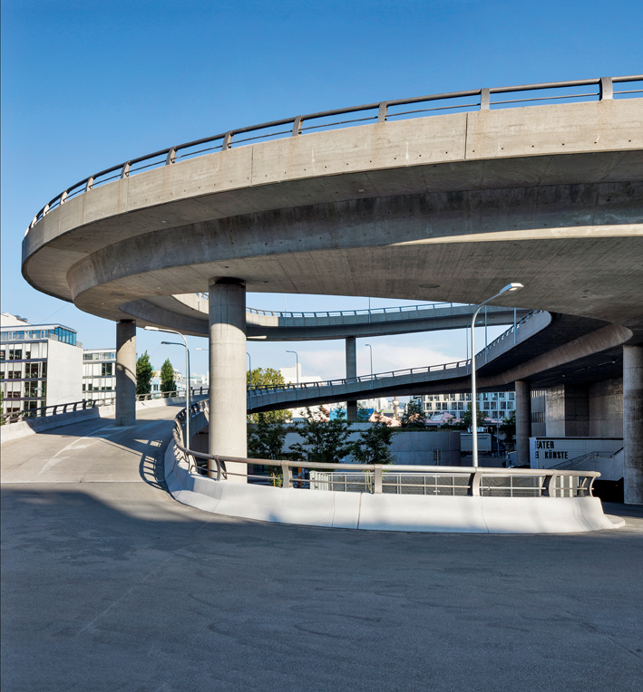 Die Rampe dient als Aufenthaltszone und Zugang für die Besucher der Konzertsäle und des Kinos. Als Fluchtweg darf sie wegen der zu grossen Steigung nicht dienen. (Foto: Anna-Lena Walther)