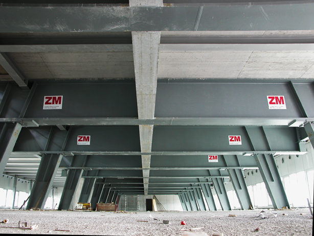 Abfangtisch: Das Raster von 5×12.5m im bestehenden Trockenwerk ist für den Wohnungsbau, der oben aufgestockt wurde, nicht optimal. Ein Zwischengeschoss mit einem Trägerrost aus Stahl bildet den Wechsel. (Foto: Walt + Galmarini)