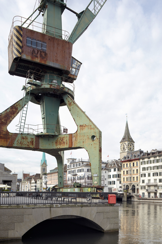 Zürichs starrem Zentrum steht der Rostocker Hafenkran als temporäre Kunstinstallation gegenüber. (Foto: Hannes Henz)