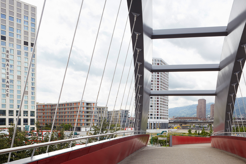 Der Gleisbogen erstreckt sich als rotes Band entlang des ehemaligen Industriegleises durch Zürich-West und erschliesst dem Langsamverkehr den Weg über die Pfingstweidstrasse zum Bahnhof Hardbrücke. Bauten von links nach rechts: Mobimo Tower, Wohnhäuser Am