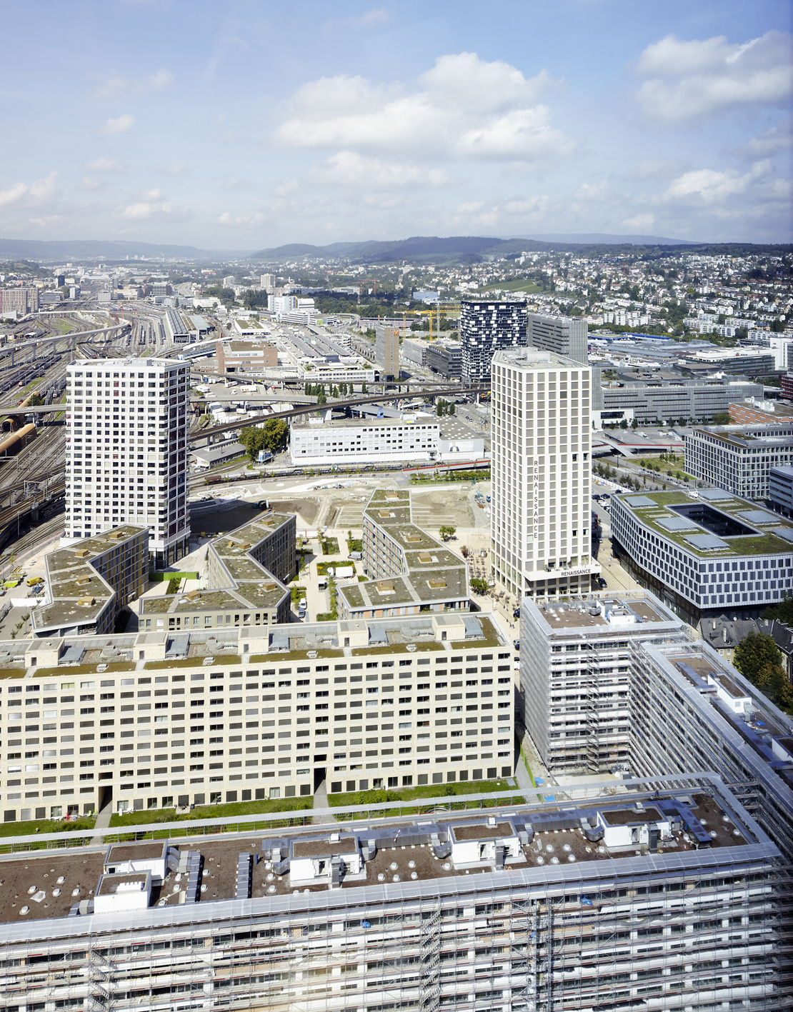 Blick vom Prime Tower auf Zürich-West: Mobimo Tower (rechts) und Zölly Wohnhochhaus (links).