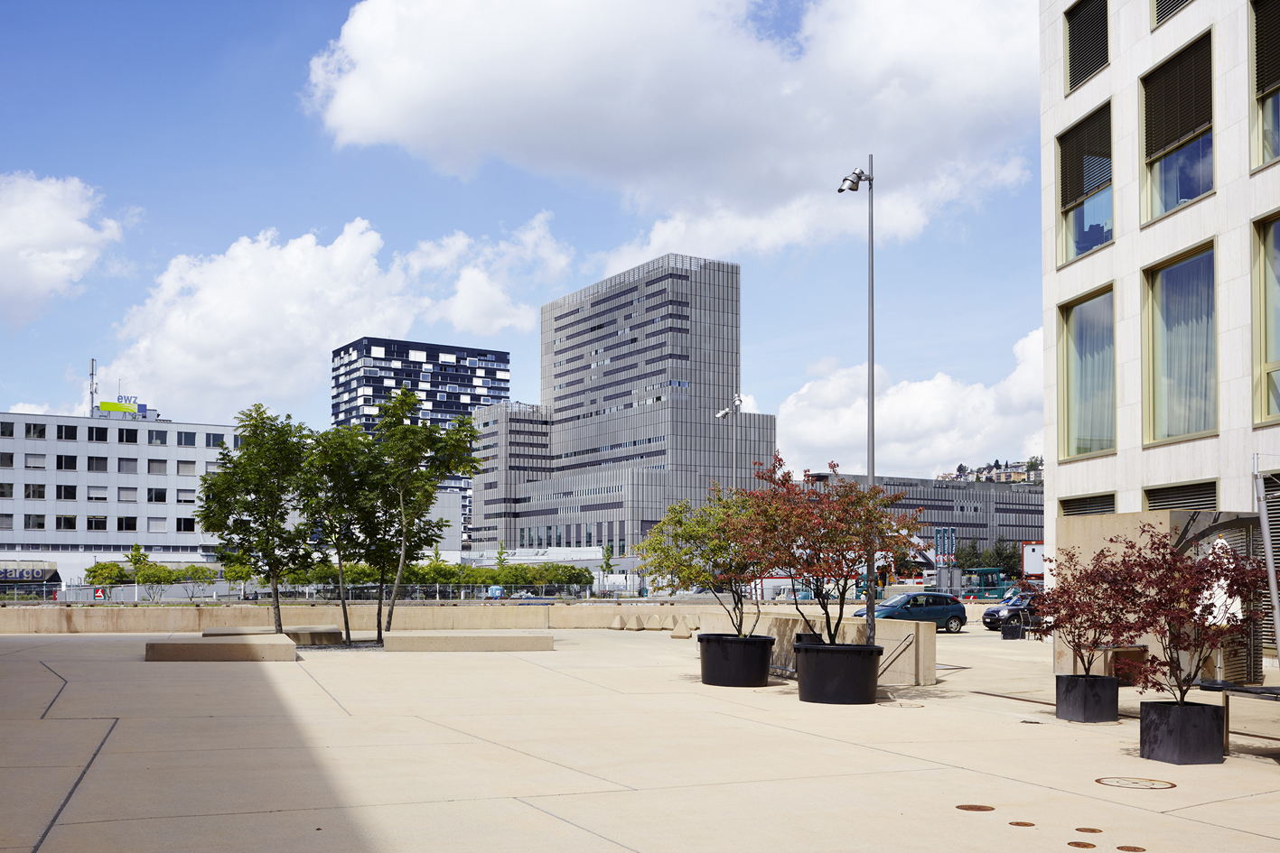 Eitel Sonnenschein über Zürichs Westen. Die im frisch umgebauten Toni-Areal eingezogene Zürcher Hochschule der Künste soll das Quartier zwischen Büros und Luxuswohnungen beleben.