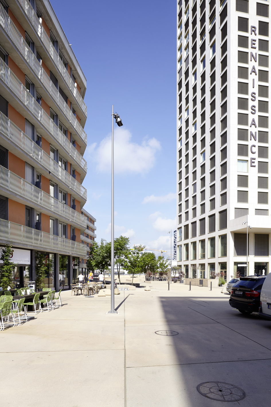 Platz vor dem Mobimo Tower mit den angrenzenden Wohnhäusern Am Pfingstweidpark