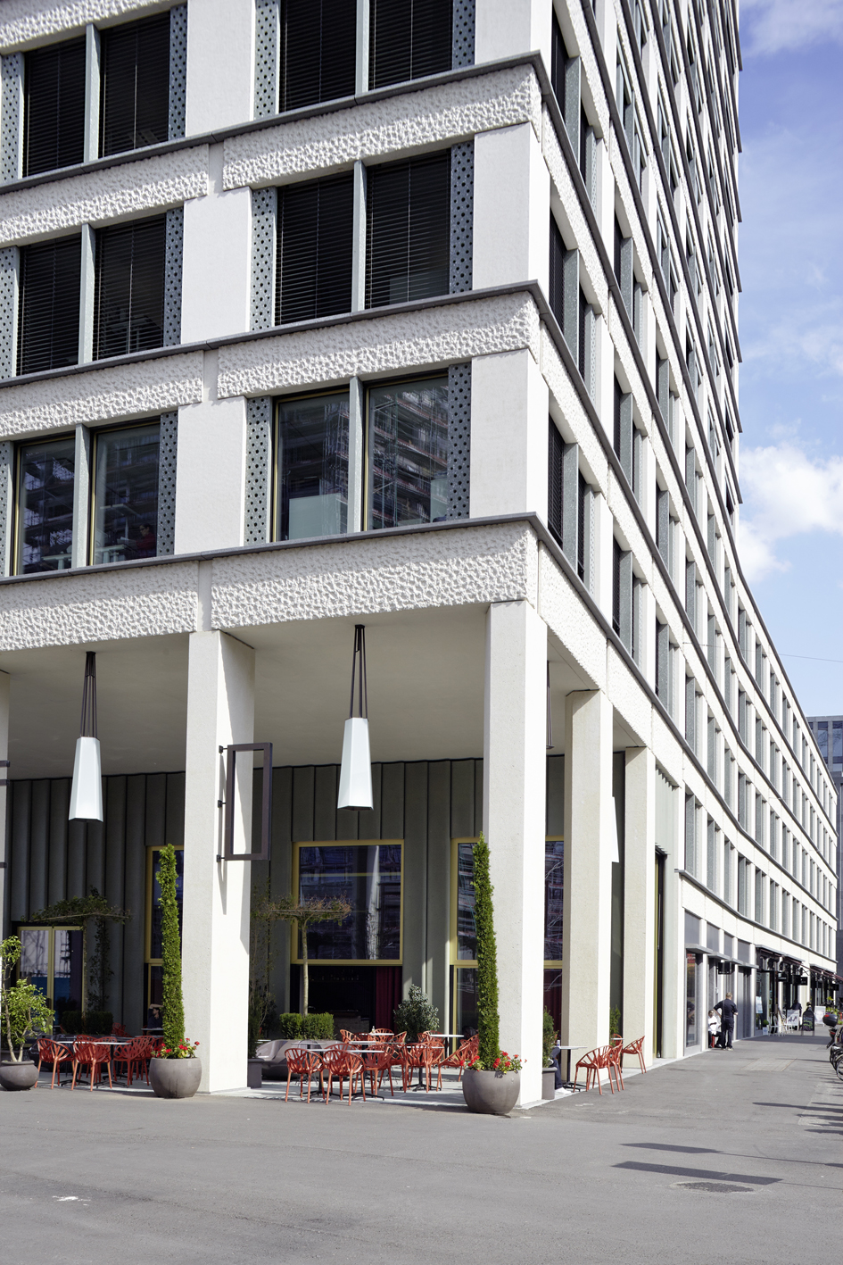 Europaallee, Baufeld E: Wohnen, Dienstleistungen und Büros im Bau von Caruso St John Architects LLP/ Bosshard Vaquer Architekten. Nutzungen: Retail/Gastro (1400 m²), Dienstleistung (10 000 m²), Mietwohnungen (6800 m²), Bezug 2014