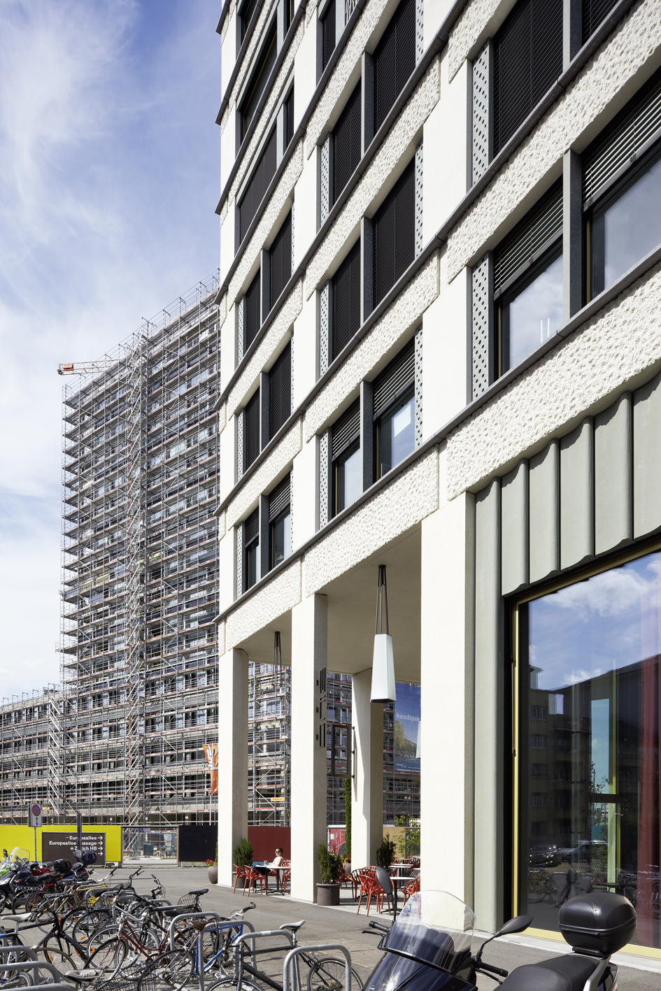 Europaallee, im Hintergrund Baufeld F im Bau: 2018 soll der Bau von Boltshauser Architekten bezogen werden. Der Nutzungsmix entspricht jenem der übrigen Gebäude.