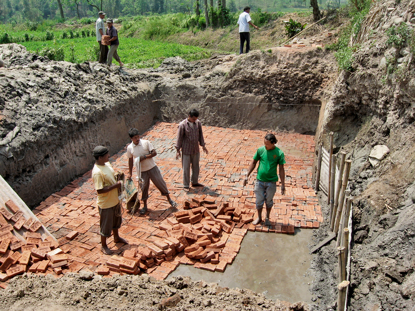 Der Boden der dezentralen Kläranlage besteht aus lokal hergestellten Backsteinen und wird danach mit Zement verputzt. (Bild: Eawag/Sandec)
