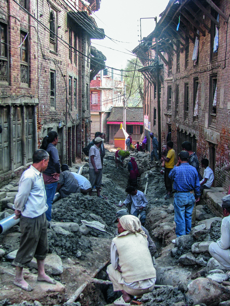 Bewohner der Stadt verlegen die simplifizierte Kanalisation, die zur dezentralen Kläranlage führt. Sie hat einen geringeren Rohrdurchmesser und transportiert nur Haushaltsabwässer und kein Meteorwasser. (Bild: Eawag/Sandec)