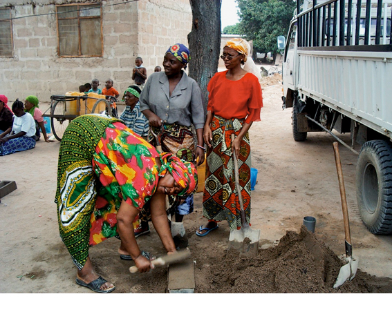 Frauen helfen bei der Anfertigung der Bausteine für die Toilettenhäuschen für den Stadtteil Chang ombe in Tansania. (Bild: Eawag/Sandec)